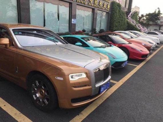 Cô dâu đeo vàng gãy cổ trong đám cưới vẫn mạnh miệng nói: Em chỉ yêu anh, không yêu vàng